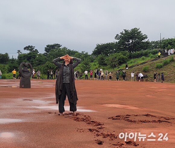 양복만 대한민국맨발학교 제주지회장이 맨발걷기 전 반드시 해야 하는 스트레칭을 시연하고 있다.(2023.7.3 황토 어싱광장 개막식)  [사진=박태진 기자]