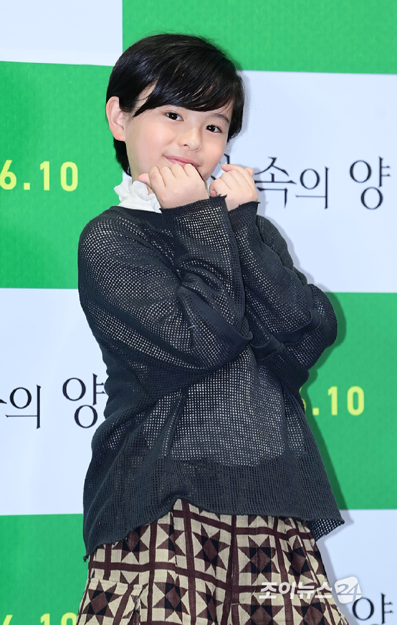 일본 영화감독 고레에다 히로카즈와 배우 쿠와키 리무가 4일 오후 서울 강남구 삼성동 메가박스 코엑스에서 열린 영화 '상자 속의 양'(감독 고레에다 히로카즈) 내한 기자간담회에 참석하고 있다. [사진=정소희 기자]