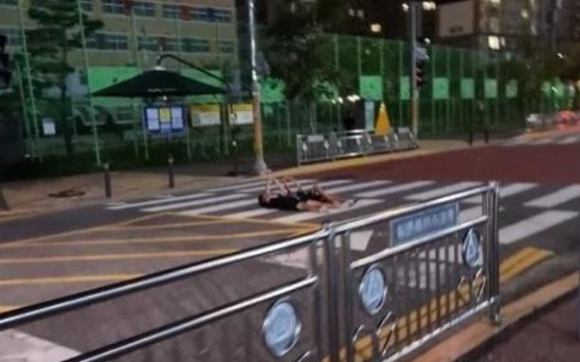 어린이들이 도로 한복판에 누워 운전자를 위협하는 식의 사례가 속속 발생하고 있다. [사진=온라인 커뮤니티 캡처]