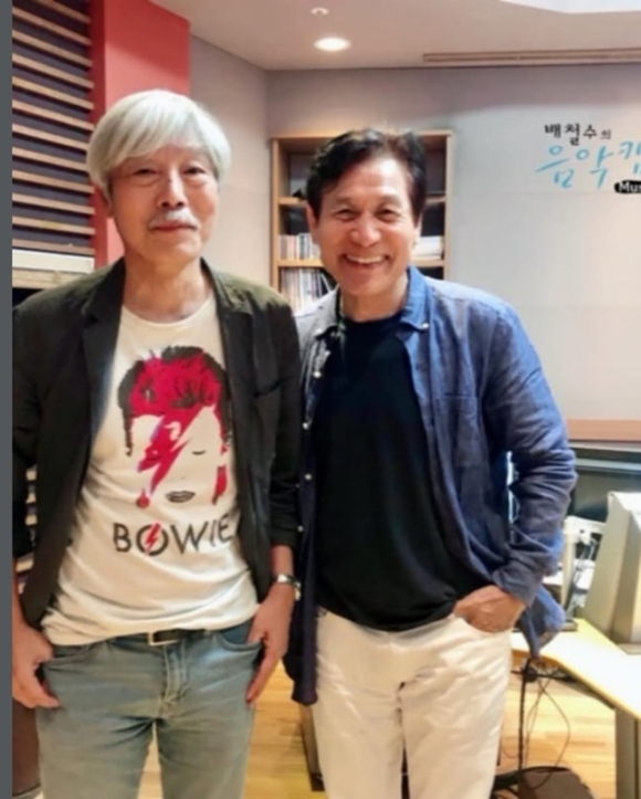 배철수가 생전 안성기와 사진 촬영을 하고 있다. [사진=조이뉴스24 포토DB]