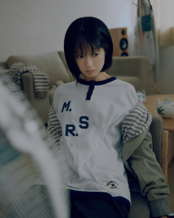 가수 한로로가 패션 브랜드 화보 촬영에서 포즈를 취하고 있다. [사진=어센틱]