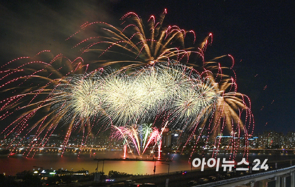 '2026 서울세계불꽃축제'가 5일 서울 여의도 한강공원 일대에서 열린 가운데 화려한 불꽃이 밤하늘을 장식하고 있다. [사진=곽영래 기자]
