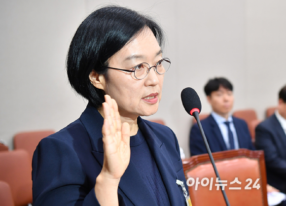 한성숙 중소벤처기업부 장관 후보자가 15일 오전 서울 여의도 국회 산업통산자원중소벤처기업위원회에서 열린 인사청문회에서 선서를 하고 있다. [사진=곽영래 기자]