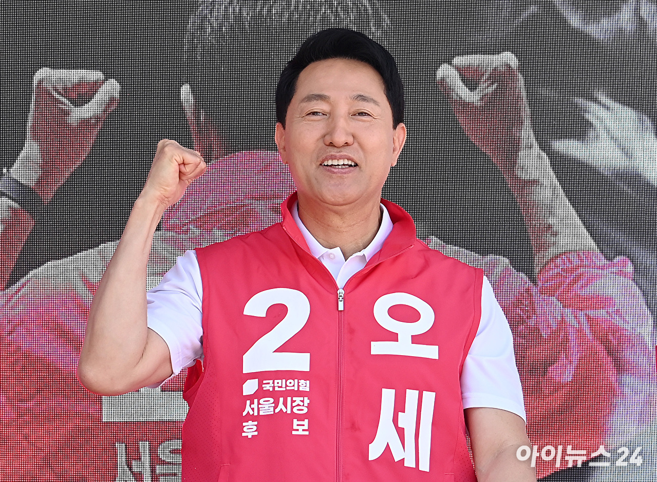 오세훈 국민의힘 서울시장 후보가 22일 서울 광진구 건대입구 롯데백화점 앞에서 지지를 호소를 하고 있다. [사진=곽영래 기자]
