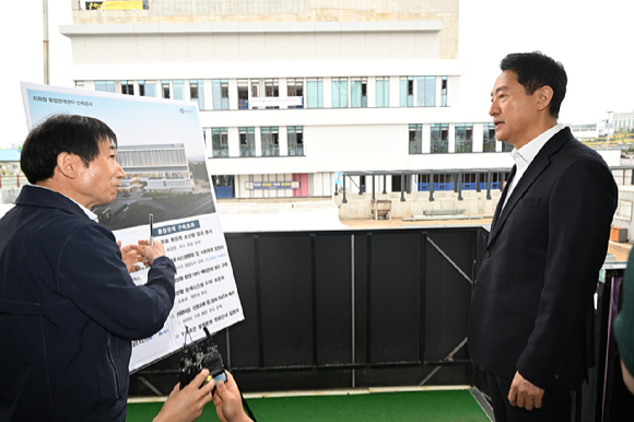 오세훈(오른쪽) 서울시장이 지난 4월 6일 CBTC 현장방문을 하고 있다. [사진=서울시]