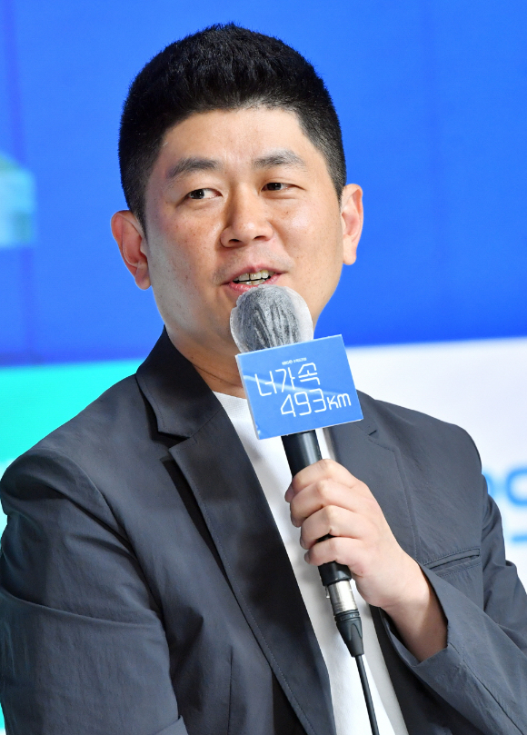 조웅 PD가 20일 온라인으로 진행된 KBS 2TV 새 수목드라마 '너에게 가는 속도 493km' 제작발표회에 참석해 소감을 말하고 있다. [사진=KBS]