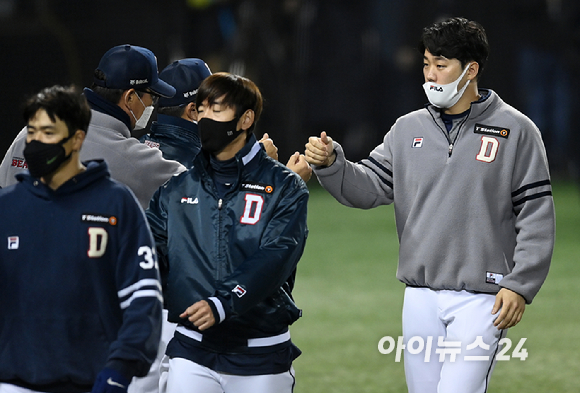 2일 오후 서울 잠실야구장에서 '2021 신한은행 SOL KBO리그' 키움 히어로즈와 두산 베어스의 와일드카드 결정전 2차전이 진행됐다. 두산 양석환이 16-8로 승리한 후 김태형 감독과 하이파이브를 하고 있다.