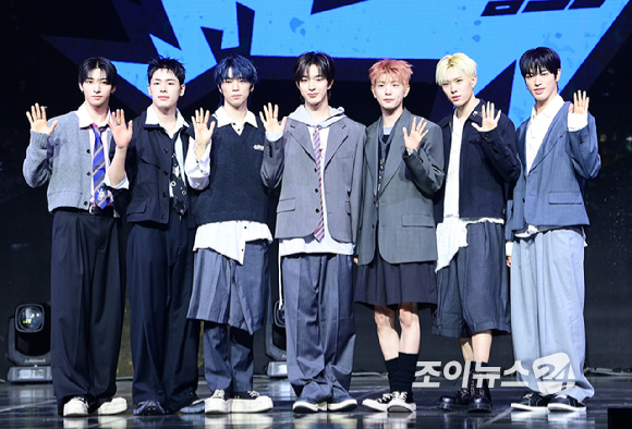 그룹 넥스지가 27일 오후 서울 용산구 한남동 블루스퀘어에서 열린 넥스지(NEXZ) 두 번째 싱글 앨범 'Mmchk(음츠크)' 발매 기념 쇼케이스에 참석하고 있다. [사진=정소희 기자]