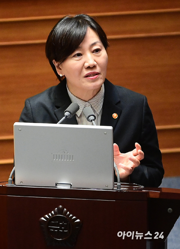 송미령 농림축산식품부 장관이 10일 오후 서울 여의도 국회에서 열린 제432회국회(임시회) 제5차 본회의 경제 분야 대정부질문에서 위성곤 더불어민주당 의원 질문에 답변하고 있다. [사진=정소희 기자]