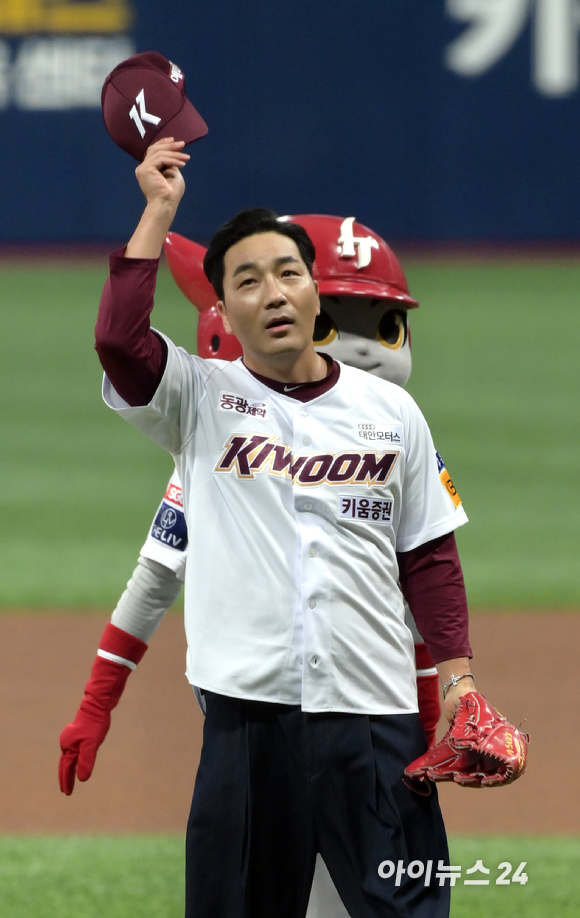 '2022 KBO 리그' 준플레이오프 KT와 키움의 1차전 경기가 16일 오후 서울 고척스카이돔에서 펼쳐졌다. 경기 시작 전 배우 하도권이 시구자를 마치고 인사하고 있다. [사진=정소희 기자]