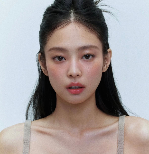 미국 최대 규모의 음악 페스티벌 '코첼라 밸리 뮤직 앤드 아츠 페스티벌(코첼라)' 무대에 선 가수 '제니(JENNIE)'의 무대에 외신이 찬사를 보냈다. [사진=제니 인스타그램]