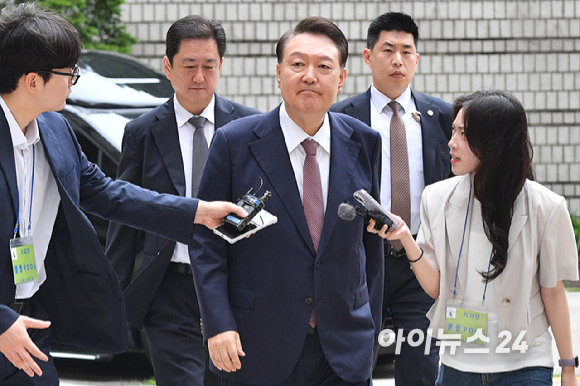 윤석열 전 대통령이 3일 서울 서초구 서울중앙지방법원에서 열린 내란 우두머리 혐의·직권남용 권리행사 방해 혐의 사건 9차 공판에 출석하며 지지자들을 향해 미소를 보이고 있다. [사진=사진공동취재단]
