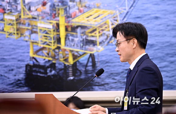 김정관 산업통상자원부 장관 후보자가 17일 오전 서울 여의도 국회 산업통상자원중소벤처기업 위원회 전체회의에서 열린 인사청문회에서 모두발언을 하고 있다. [사진=곽영래 기자]