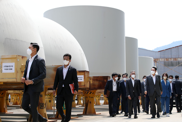 윤석열 대통령이 지난 22일 경남 창원 두산에너빌리티 원자력 공장을 찾았다. [사진=뉴시스]