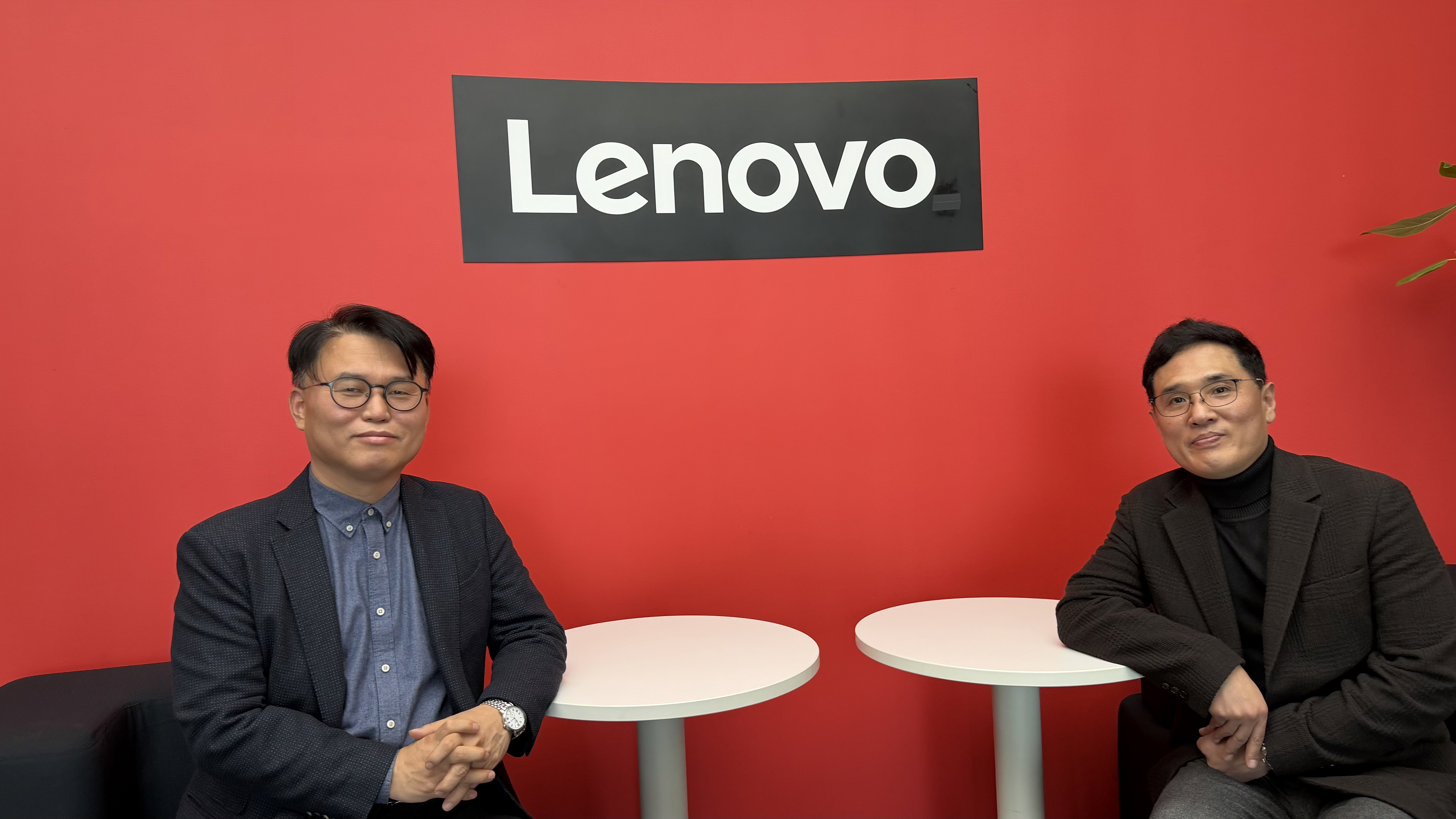 왼쪽부터 박창원 이노그리드 COO(전무)와 윤석준 레노버 ISG 부사장이 서울 역삼동 한국레노버 사무실에서 기념 촬영하고 있다. [사진=레노버]