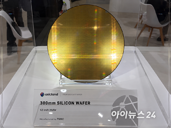 이종민 에이직랜드 대표가 지난 14일 서울 강남구 코엑스에서 열린 '반도체대전(SEDEX 2026)'에서 아이뉴스24와 만나 인터뷰하고 있다. [사진=권서아 기자]