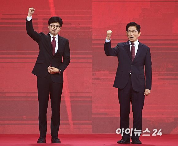 국민의힘 한동훈·김문수 대선 경선 후보가 3일 오후 경기 일산 킨텍스에서 열린 제5차 전당대회에서 기념촬영을 하고 있다. [사진=곽영래 기자]