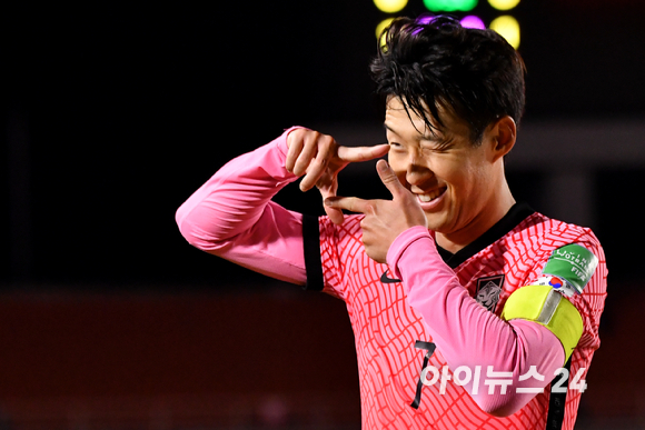 대한민국 손흥민이 7일 오후 안산 와스타디움에서 진행된 '2022 카타르 월드컵' 아시아 지역 최종예선 A조 3차전 대한민국과 시리아의 경기에서 두 번째 골을 넣은 후 세리모니를 하고 있다.