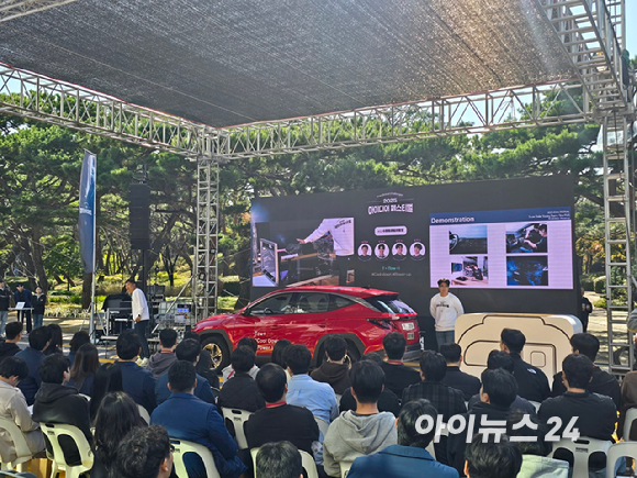 22일 경기도 화성 현대차∙기아 남양연구소에서 열린 '2025 아이디어 페스티벌'에서 참가자가 발표하고 있다. [사진=김종성 기자]