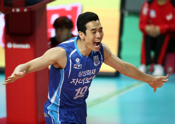 고희진 삼성화재 감독이 지난 29일 열린 대한항공과 원정 경기 도중 선수들의 플레이를 지켜보고있다. [사진=발리볼코리아닷컴]