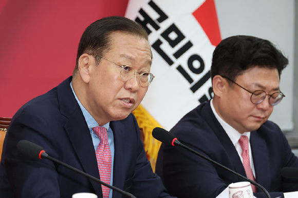 권영세 국민의힘 비상대책위원장이 10일 서울 여의도 국회에서 사상 초유의 대선 후보 교체에 대한 입장을 밝히고 있다. [사진=연합뉴스]