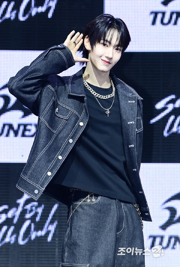 3일 오후 서울 광진구 광장동 예스24라이브홀에서 신인 보이그룹&nbsp;튜넥스(TUNEXX)&nbsp;첫 번째 미니 앨범 '셋 바이 어스 온리'(SET BY US ONLY) 발매 기념 쇼케이스가 열렸다.&nbsp;튜넥스 아틱이 포토타임을 갖고 있다. [사진=정소희 기자]