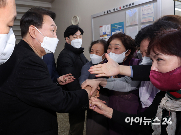 윤석열 대통령 당선인이 14일 당선 이후 첫 외부 공식일정으로 서울 남대문 시장을 찾아 상인 및 시민들과 인사를 나누고 있다. [사진=국회사진취재단]