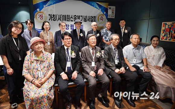 22일 서울 은평구 한 식당에서 열린 혜원 신윤복 기념사업회 창립 총회에서 관계자들이 기념촬영을 하고 있다. [사진=곽영래 기자]