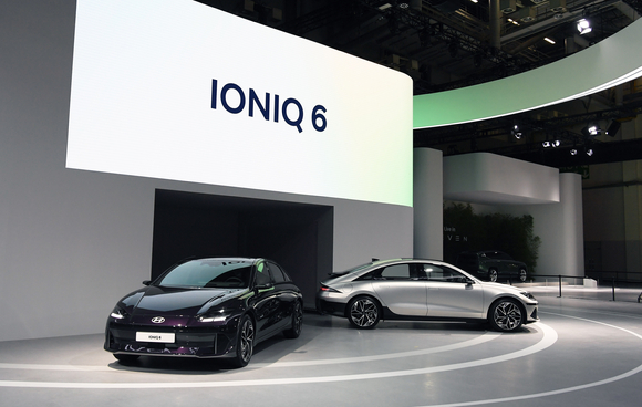 현대자동차가 지난 14일 '2022 부산국제모터쇼'에서 세계 최초로 공개한 두번째 전기차 전용 모델 '아이오닉6'. [사진=현대자동차]