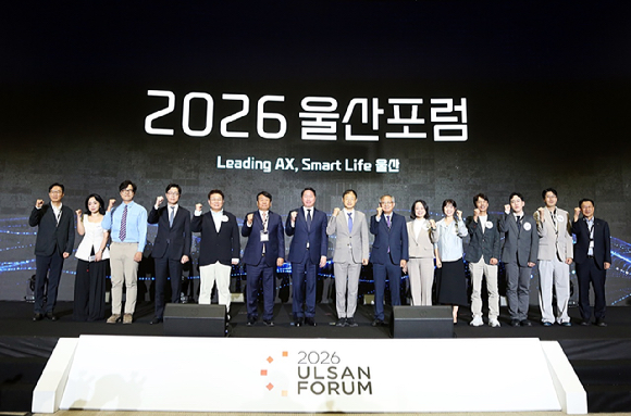 최태원 SK그룹 회장이 11일 울산시 울주군 울산전시컨벤션센터(UECO)에서 열린 '2026 울산포럼' 클로징 세션에서 AI시대 울산의 미래 발전 방향에 대해 이야기하고 있다. [사진=SK이노베이션]