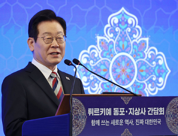 튀르키예를 국빈 방문 중인 이재명 대통령이 25일(현지시간) 앙카라의 한 호텔에서 열린 동포&middot;지상사 간담회에서 발언하고 있다. 2025.11.25 [사진=연합뉴스]