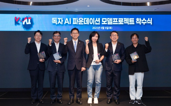 배경훈 과학기술정보통신부 장관이 9일 서울 중구 르메르디앙 미드센츄리룸에서 열린 '독자 AI 파운데이션 모델 프로젝트 착수식' 에서 참석자들과 기념 촬영하고 있다. [사진=과기정통부]