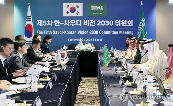 김정관 산업통상자원부 장관이 26일 서울 중구 롯데호텔에서 열린 제5차 한-사우디 비전 2030 위원회를 주재하고 있다. [사진=연합뉴스/산업통상자원부]