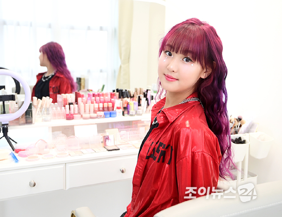 크리에이터 춤추는나율이 15일 서울 성수동 통일타워에 위치한 '케이팝 아케이드'(KPOP ARCADE)에 방문해 대표 프로그램 '비 더 아이돌'(Be The IDOL) 클래스 메이크업 체험을 하고 있다. [사진=정소희 기자]