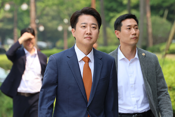 개혁신당 이준석 대선 후보가 27일 서울 여의도 국회에서 단일화 등과 관련한 입장을 밝히기 위해 기자회견 장소로 이동하고 있다. 2025.5.27 [사진=연합뉴스]