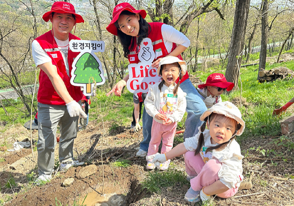 LG전자 구성원들은 18일 서울 마포구 노을공원을 찾아 자녀들과 함께 나무심기 활동을 진행했다. [사진=LG전자]