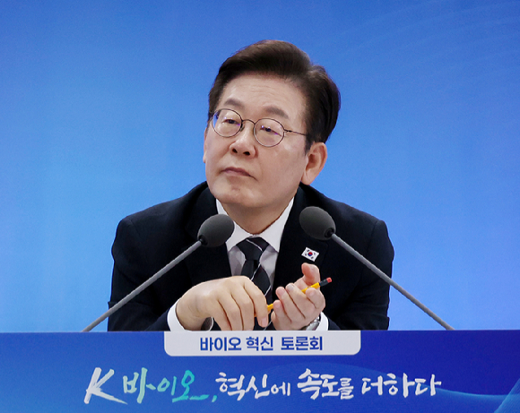 이재명 대통령이 5일 인천 송도 컨벤시아에서 열린 바이오 혁신 토론회에서 참석자의 발언을 듣고 있다. [사진=연합뉴스]