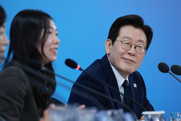 이재명 대통령이 7일 대전 유성구 국립중앙과학관에서 열린 '다시 과학기술인을 꿈꾸는 대한민국' 국민보고회에서 참석자 발언을 경청하고 있다. 2025.11.7 [대통령실통신사진기자단] [사진=연합뉴스]