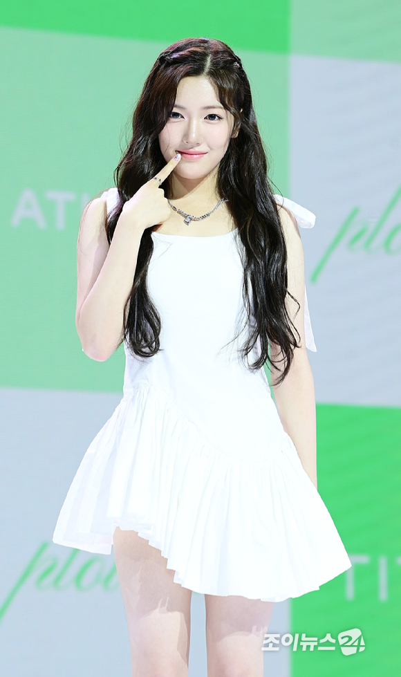 그룹 앳하트 서현이 13일 오후 서울 한남동 블루스퀘어에서 열린 앳하트(AtHeart) 첫 번째 EP '플롯 트위스트'(Plot Twist) 미디어 쇼케이스에 참석하고 있다. [사진=정소희 기자]