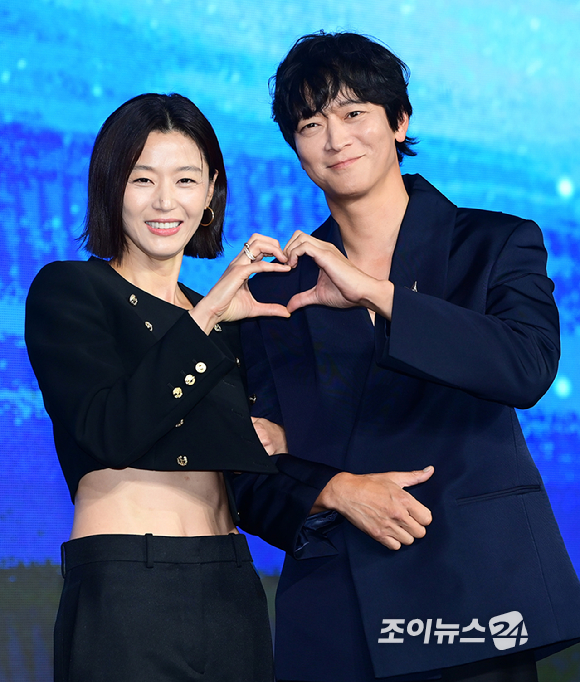 배우 전지현과 강동원이 2일 오전 서울 종로구 포시즌스 호텔에서 진행된 디즈니 플러스 오리지널 시리즈 '북극성' 제작발표회에 참석하고 있다. [사진=정소희 기자]