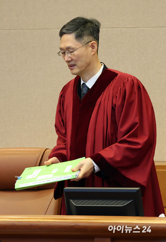 11일 서울 종로구 헌법재판소에서 열린 윤석열 대통령 탄핵심판 7차 변론기일에 문형배 헌법재판소장 권한대행이 입장하고 있다. [사진=사진공동취재단]