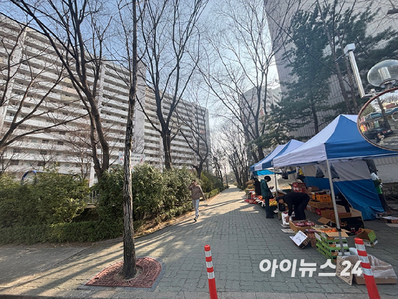 외부 개발 호재가 이어지면서 창동주공3단지의 미래 가치 기대감도 커지고 있다. GTX-C 개통 시 강남 접근성이 크게 개선되고, 서울아레나&middot;디지털바이오시티 조성 등이 맞물리며 최근 실거래가도 7억원 선에서 지지력을 보이는 모습이다.사진은 창동주공3단지 단지 내부 모습. [사진=김민지 기자]