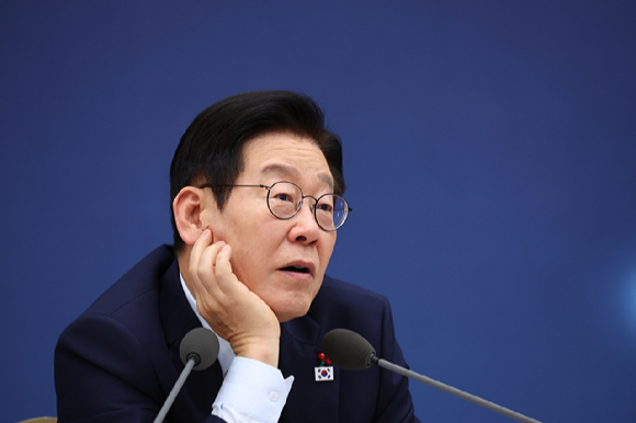 이재명 대통령이 17일 정부세종컨벤션센터에서 열린 기후에너지환경부(기상청)&middot;원자력안전위원회 업무보고에서 발언하고 있다. 2025.12.17 [사진=연합뉴스]