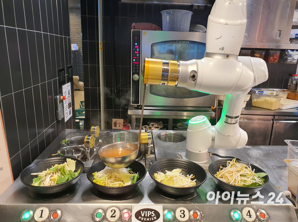 빕스 프리미어 미아점에서 로봇이 쌀국수를 조리하고 있다. [사진=구서윤 기자]