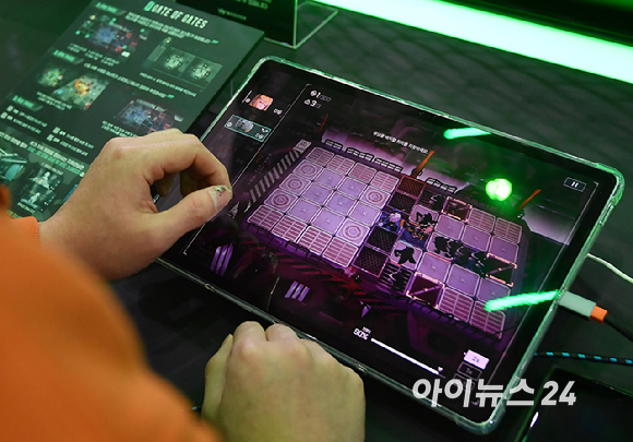 13일 부산 해운대구 벡스코에서 열린 국제게임전시회 '지스타 2025'에서 참관객들이 웹젠 부스에서 게이트 오브 게이츠를 체험하고 있다. [사진=곽영래 기자]