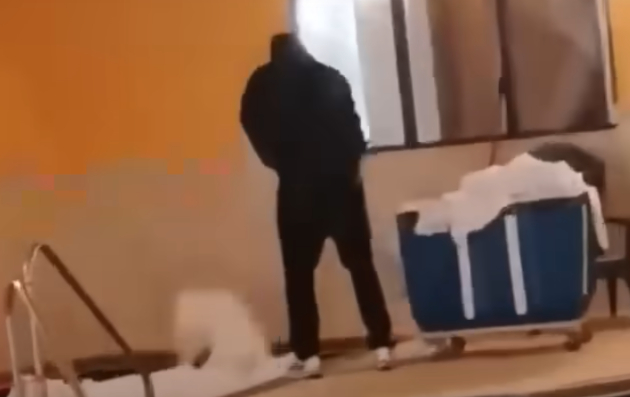 미국의 한 호텔 직원이 사우나 온수탕에서 침대 시트를 세탁하는 모습이 포착돼 현지에서 논란이 됐다. 사진은 침대 시트를 온수탕에 넣고 있는 장면. [사진=유튜브 @WCCO-CBS Minnesota]