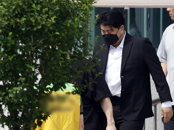 음주운전 뺑소니 혐의로 실형을 선고받고 복역해온 가수 김호중이 30일 오전 경기도 여주 소망교도소에서 가석방 출소하고 있다. [사진=연합뉴스]