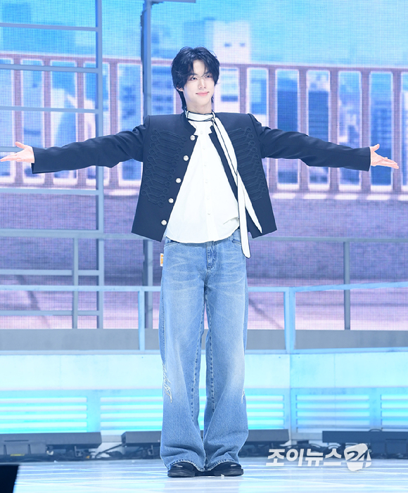 그룹 투어스 도훈이 27일 오후 서울 광진구 광장동 예스24라이브홀에서 열린 투어스(TWS) 미니 5집 'NO TRAGEDY' 발매 기념 쇼케이스에서 참석하고 있다. [사진=정소희 기자]