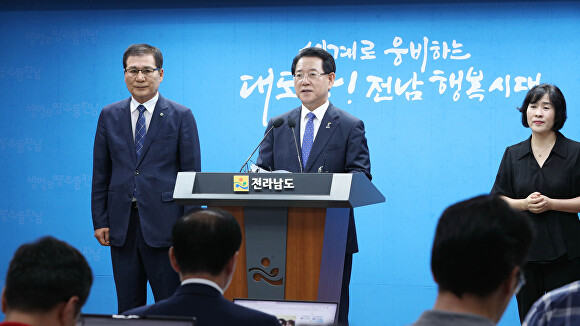 김영록 전남도지사(오른쪽)가 이상익 함평군수와 함께 '함평 미래 지역발전 비전'을 발표를 하고 있다. [사진=전남도]