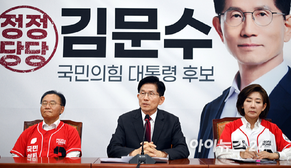 김문수 국민의힘 대선 후보가 15일 국회에서 긴급 기자회견을 열고 발언하고 있다. [사진=곽영래 기자]